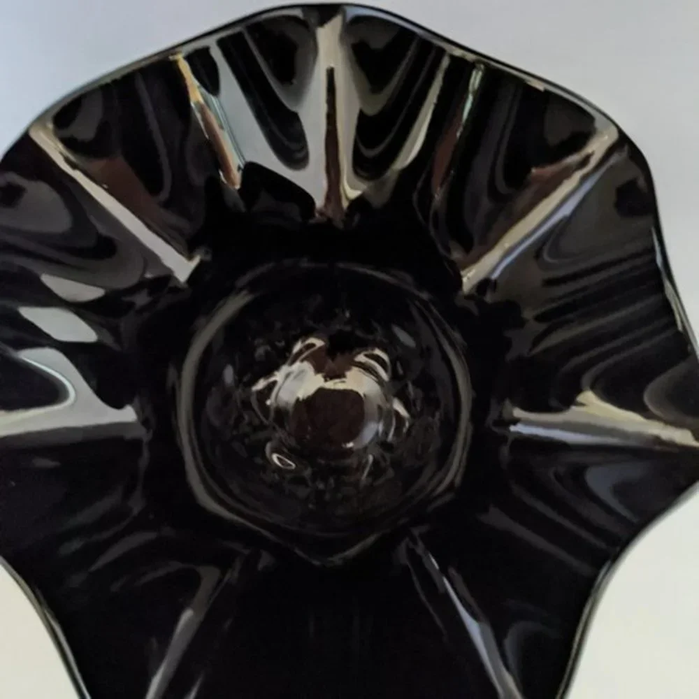 BLACK SCULPTURAL BOWL WITH DISTINCT PERSONALITY.